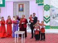 Fotoreportaž: Türkmenistanda köp çagaly enelere jaý berildi
