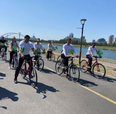 Туркменские дипломаты приняли участие в велопробеге по Астане