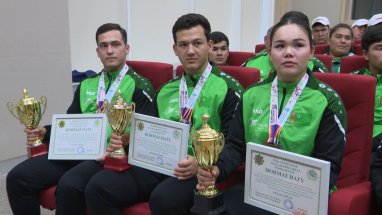Туркменских призеров юниорского ЧМ по тяжелой атлетике чествовали в Ашхабаде