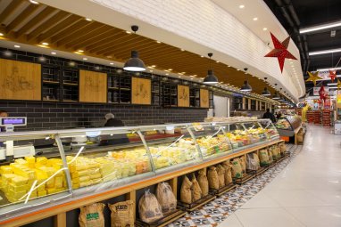 Гипермаркет «Ашхабад» предлагает большой выбор сыров и других кисломолочных продуктов собственного производства
