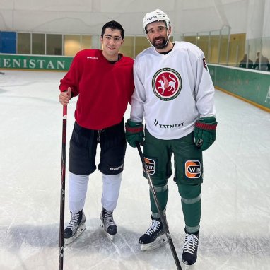 Нападающий «Ак Барса» Данис Зарипов провёл тренировку вместе с игроками сборной Туркменистана по хоккею