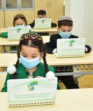 Фоторепортаж: Ашхабадские первоклассники получили в подарок на Новый год компьютеры от Президента Туркменистана