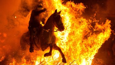 В Испании сто лошадей прошли обряд очищения огнем