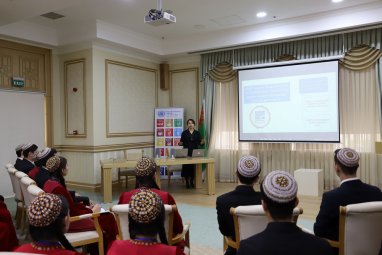 Aşkabat'taki BM binasında gençlerle toplumsal cinsiyet eşitliği konusunda toplantı yapıldı