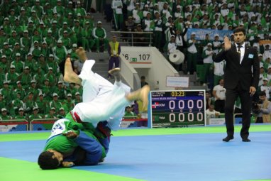 Джуманиязов и Омиров вышли в четвертьфинал чемпионата мира по курашу в Туркменистане
