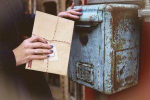 Overwhelmed by work: British postman hid 4 thousand letters and parcels in his home