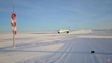 The largest plane in the history of Antarctica made a successful landing