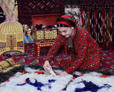 В Туркменистане проходит национальный конкурс среди мастериц по изготовлению кошм