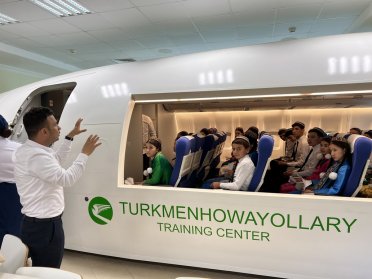 Воспитанники Döwletliler köşgi побывали в гостях у «Туркменских авиалиний»
