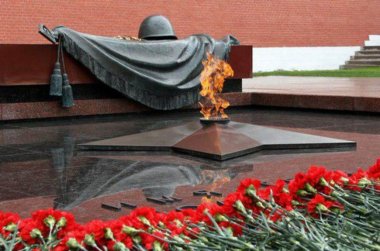 Президент Туркменистана возложил цветы к Могиле Неизвестного Солдата в Москве