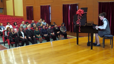 Михаил Мишустин подарил рояль туркмено-российской школе в Ашхабаде