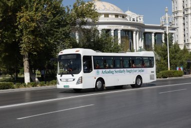 Aşgabatda Halk Maslahatynyň mejlisiniň öňüsyrasynda şäher awtobuslary şygarlar bilen bezeldi