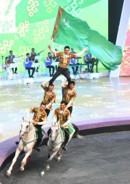 Фоторепортаж с торжественного открытия в Дашогузе гигантской юрты «Türkmeniň ak öýi»