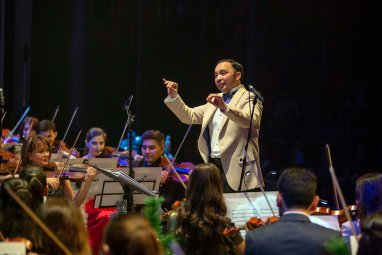 В Ашхабаде прошел «Новогодний огонёк» с оркестром Расула Клычева