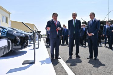Gurbanguly Berdimuhamedow Gazagystanda «SPK Turkistan» senagat parky bilen tanyşdy