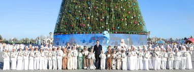 Президент Туркменистана принял участие в торжествах у главной ёлки страны