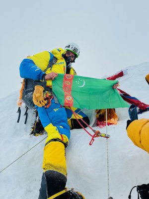 Climbers hoisted the flag of Turkmenistan on the peak of Manaslu in the Himalayas