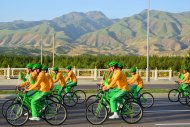 Fotoreportaž: Türkmenistanyň Prezidenti Bütindünýä welosiped gününiň çärelerine gatnaşdy