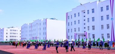 Фоторепортаж с церемонии открытия нового жилого комплекса в Дашогузе