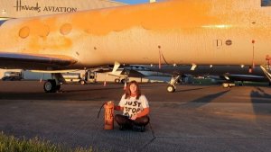 İklim aktivistleri, Londra Stansted Havalimanı'ndaki iki özel jeti turuncuya boyadı