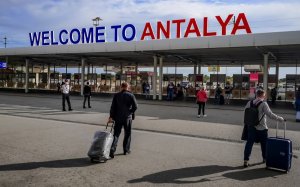 Antalya Havalimanı’na inen Rus uçağının motoru yandı