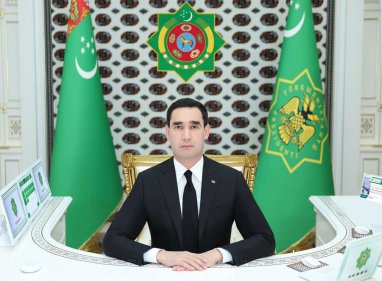 Президент Туркменистана провел рабочее совещание с хякимами велаятов и вице-премьером по АПК