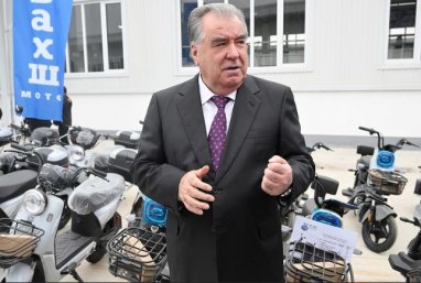 Täjigistanyň Prezidenti motosikl öndürýän kärhana açdy