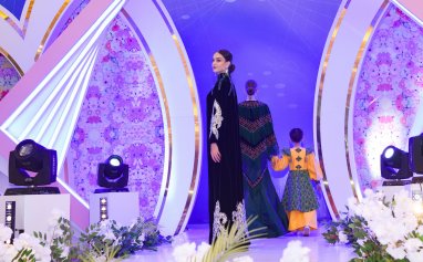 В Туркменистане прошел предновогодний показ мод современных национальных нарядов