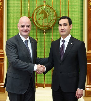 Президент Туркменистана провёл встречу с главой ФИФА в Олимпийском городке