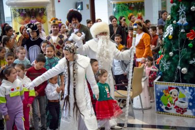 Новогодние представления для детей начались в театрах Туркменистана 