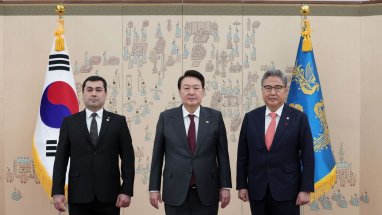Türkmenistanyň Seuldaky täze ilçisi Koreýa Respublikasynyň Prezidentine ynanç hatlaryny gowşurdy
