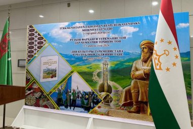 В музее Душанбе открылась выставка туркменского изобразительного и декоративно-прикладного искусства
