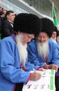 Фоторепортаж: В Туркменистане прошли праздничные скачки в честь Дня независимости  