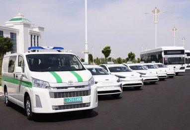 Президент Туркменистана передал в дар учреждениям города Аркадаг электромобили и автомашины