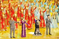 Türkmenistanyň Bitaraplygynyň 20 ýyllygy mynasybetli türkmen we daşary ýurt aýdymçylarynyň gatnaşmagynda geçirilen konsertden fotoreportaž
