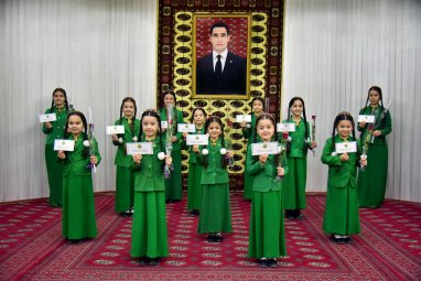 Türkmenistanda Prezident Serdar Berdimuhamedowyň gelin-gyzlara pul sowgady gowşurylyp başlandy