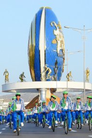 Фоторепортаж: Президент Туркменистана открыл монумент «Велосипед» и принял участие в массовом велопробеге