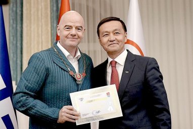 Президента ФИФА Инфантино наградили золотым орденом НОК Кыргызстана