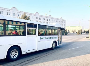 В Ашхабаде в честь предстоящего заседания палат Милли Генгеша украсили городские автобусы