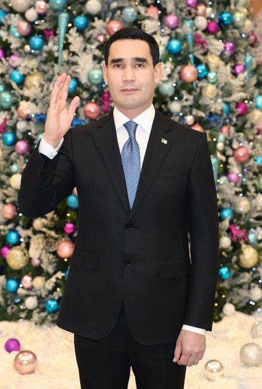 Сердар Бердымухамедов поздравил туркменистанцев с Новым 2023 годом