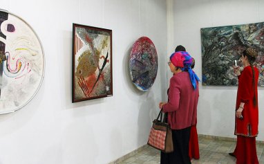 An exhibition of surrealistic paintings by Lyudmila Nabirkina opened in Ashgabat