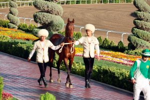 Türkmenistanyň Prezidenti baýramçylyk at çapyşyklaryna tomaşa etdi