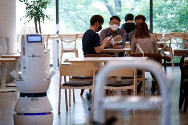 Günorta Koreýada 16 robot-ofisiantly restoran işleýär