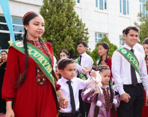 Президент Туркменистана поздравил выпускников с «Последним звонком»