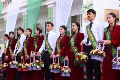 Türkmenistanda 82 müňe golaý okuwçy orta mekdebi tamamlaýar  