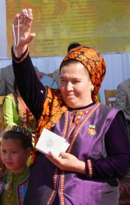 Fotoreportaž: Türkmenistanda köp çagaly maşgalalara täze jaýlaryň açarlary gowşuryldy