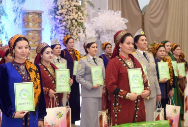 В Туркменистане чествовали лауреатов конкурса «Женщина года-2022»