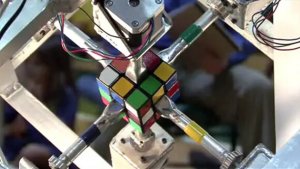 Японский робот собрал кубик Рубика за 0,3 секунды