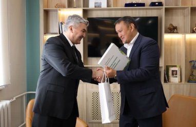 Посол Туркменистана в Казахстане встретился с руководством КазГЮУ