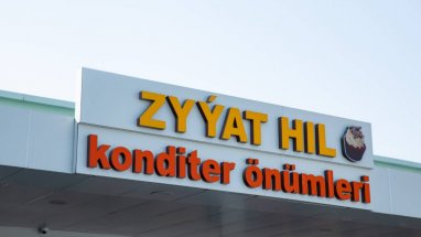 Zyýat Hil in Seýran shopping center reminds about 50% discounts for birthday people